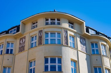 Prag, Çek Cumhuriyeti - 28 Eylül 2023 - Prag şehrinde ve çevre caddelerde yürüyüş.