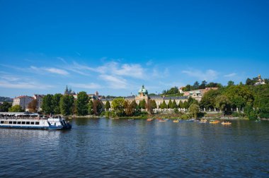 Prag, Çek Cumhuriyeti - 28 Eylül 2023 - Prag Ulusal Günü sırasında Vltava Nehri 'ndeki Charles Köprüsü manzarası.