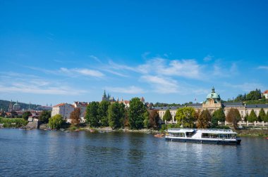 Prag, Çek Cumhuriyeti - 28 Eylül 2023 - Prag Ulusal Günü sırasında Vltava Nehri 'ndeki Charles Köprüsü manzarası.