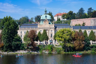 Prag, Çek Cumhuriyeti - 28 Eylül 2023 - Prag Ulusal Günü sırasında Vltava Nehri 'ndeki Charles Köprüsü manzarası.