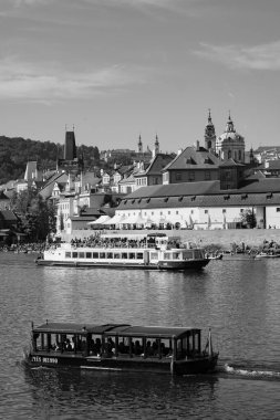 Prag, Çek Cumhuriyeti - 28 Eylül 2023 - Prag Ulusal Günü sırasında Vltava Nehri 'ndeki Charles Köprüsü manzarası.