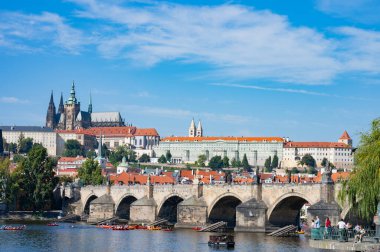 Prag, Çek Cumhuriyeti - 28 Eylül 2023 - Charles Köprüsü ve Prag Eski Kasabası.