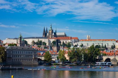 Prag, Çek Cumhuriyeti - 28 Eylül 2023 - Charles Köprüsü ve Prag Eski Kasabası.