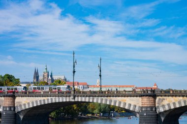 Prag, Çek Cumhuriyeti - 28 Eylül 2023 - Prag şehrinde ve çevre caddelerde yürüyüş.