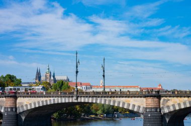 Prag, Çek Cumhuriyeti - 28 Eylül 2023 - Prag şehrinde ve çevre caddelerde yürüyüş.