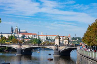 Prag, Çek Cumhuriyeti - 28 Eylül 2023 - Prag şehrinde ve çevre caddelerde yürüyüş.