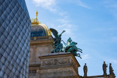Prag, Çek Cumhuriyeti - 28 Eylül 2023 - Prag şehrinde ve çevre caddelerde yürüyüş.