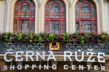 Prag, Çek Cumhuriyeti - 28 Eylül 2023 - Prag şehrinde ve çevre caddelerde yürüyüş.