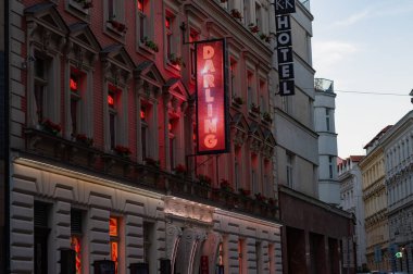 Prag, Çek Cumhuriyeti - 28 Eylül 2023 - Prag şehrinde ve çevre caddelerde yürüyüş.