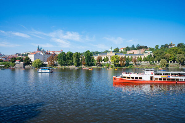 Мюллер, Чехия - 28 сентября 2023 года - Вид на Карлов мост, старый город, река Влтава во время Национального дня.