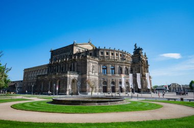 Dresden, Almanya - 2 Mayıs 2024 - Dresden 'de yürüyüş turu ve şehir turu ve Elbe Nehri' nden Dresden manzarası