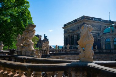 Dresden, Almanya - 2 Mayıs 2024 - Dresden 'de yürüyüş turu ve şehir turu ve Elbe Nehri' nden Dresden manzarası