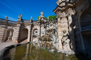 Dresden, Almanya - 2 Mayıs 2024 - Dresden 'de yürüyüş turu ve şehir turu ve Elbe Nehri' nden Dresden manzarası