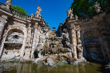 Dresden, Almanya - 2 Mayıs 2024 - Dresden 'de yürüyüş turu ve şehir turu ve Elbe Nehri' nden Dresden manzarası
