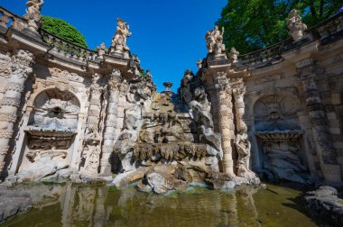 Dresden, Almanya - 2 Mayıs 2024 - Dresden 'de yürüyüş turu ve şehir turu ve Elbe Nehri' nden Dresden manzarası