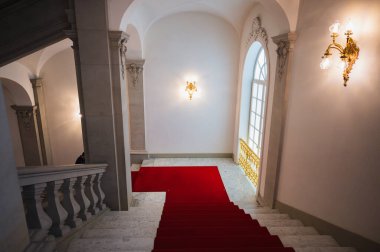 Dresden, Almanya - 2 Mayıs 2024 - Dresden 'de yürüyüş turu ve şehir turu ve Elbe Nehri' nden Dresden manzarası