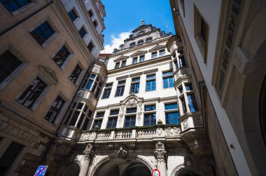 Dresden, Almanya - 2 Mayıs 2024 - Dresden 'de yürüyüş turu ve şehir turu ve Elbe Nehri' nden Dresden manzarası