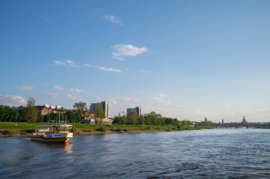 Dresden, Almanya - 2 Mayıs 2024 - Dresden 'de yürüyüş turu ve şehir turu ve Elbe Nehri' nden Dresden manzarası