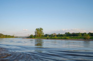 Dresden, Almanya - 2 Mayıs 2024 - Dresden 'de yürüyüş turu ve şehir turu ve Elbe Nehri' nden Dresden manzarası