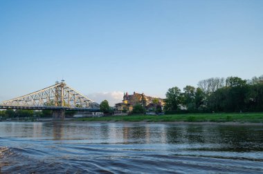 Dresden, Almanya - 2 Mayıs 2024 - Dresden 'de yürüyüş turu ve şehir turu ve Elbe Nehri' nden Dresden manzarası
