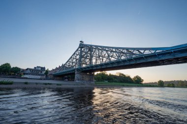Dresden, Almanya - 2 Mayıs 2024 - Dresden 'de yürüyüş turu ve şehir turu ve Elbe Nehri' nden Dresden manzarası