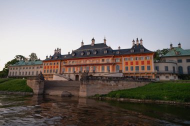 Dresden, Almanya - 2 Mayıs 2024 - Dresden 'de yürüyüş turu ve şehir turu ve Elbe Nehri' nden Dresden manzarası