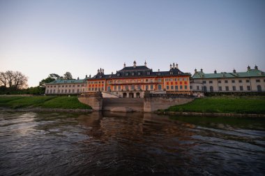 Dresden, Almanya - 2 Mayıs 2024 - Dresden 'de yürüyüş turu ve şehir turu ve Elbe Nehri' nden Dresden manzarası