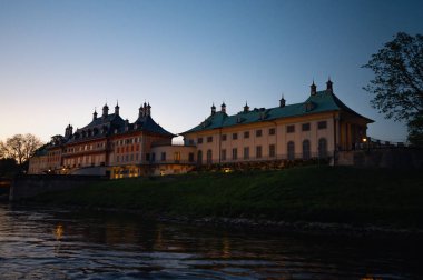 Dresden, Almanya - 2 Mayıs 2024 - Dresden 'de yürüyüş turu ve şehir turu ve Elbe Nehri' nden Dresden manzarası