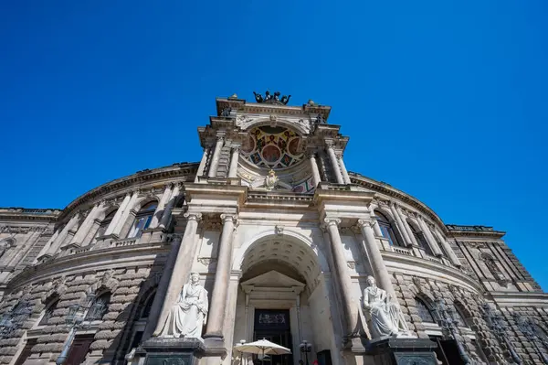 Dresden, Almanya - 2 Mayıs 2024 - Dresden 'de yürüyüş turu ve şehir turu ve Elbe Nehri' nden Dresden manzarası