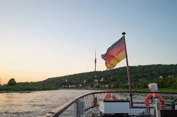 Dresden, Almanya - 2 Mayıs 2024 - Dresden 'de yürüyüş turu ve şehir turu ve Elbe Nehri' nden Dresden manzarası