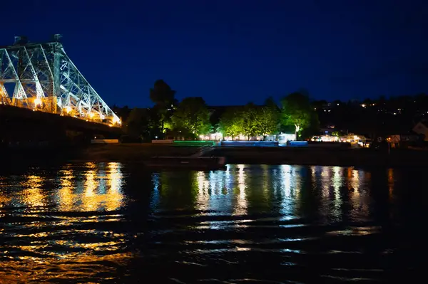 Dresden, Almanya - 2 Mayıs 2024 - Dresden 'de yürüyüş turu ve şehir turu ve Elbe Nehri' nden Dresden manzarası