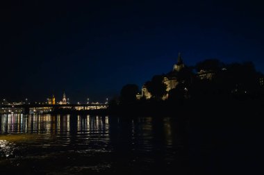 Dresden, Almanya - 2 Mayıs 2024 - Dresden 'de yürüyüş turu ve şehir turu ve Elbe Nehri' nden Dresden manzarası