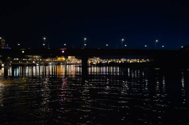 Dresden, Almanya - 2 Mayıs 2024 - Dresden 'de yürüyüş turu ve şehir turu ve Elbe Nehri' nden Dresden manzarası