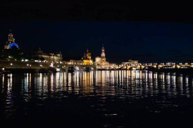 Dresden, Almanya - 2 Mayıs 2024 - Dresden 'de yürüyüş turu ve şehir turu ve Elbe Nehri' nden Dresden manzarası