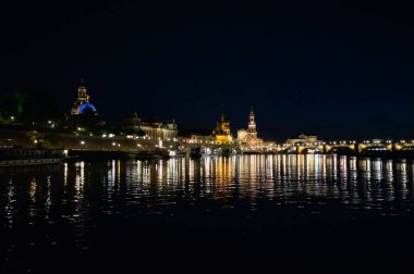 Dresden, Almanya - 2 Mayıs 2024 - Dresden 'de yürüyüş turu ve şehir turu ve Elbe Nehri' nden Dresden manzarası