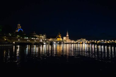 Dresden, Almanya - 2 Mayıs 2024 - Dresden 'de yürüyüş turu ve şehir turu ve Elbe Nehri' nden Dresden manzarası