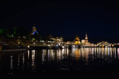 Dresden, Almanya - 2 Mayıs 2024 - Dresden 'de yürüyüş turu ve şehir turu ve Elbe Nehri' nden Dresden manzarası