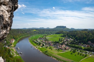 Sakson İsviçre, Almanya - 01 Mayıs 2024 - Sakson İsviçre 'de yürüyüş ve manzara keşfi.