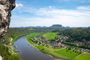 Sakson İsviçre, Almanya - 01 Mayıs 2024 - Sakson İsviçre 'de yürüyüş ve manzara keşfi.