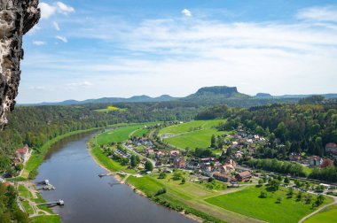 Sakson İsviçre, Almanya - 01 Mayıs 2024 - Sakson İsviçre 'de yürüyüş ve manzara keşfi.