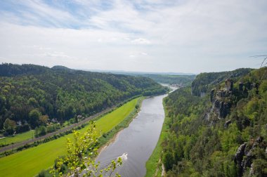 Sakson İsviçre, Almanya - 01 Mayıs 2024 - Sakson İsviçre 'de yürüyüş ve manzara keşfi.