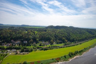 Sakson İsviçre, Almanya - 01 Mayıs 2024 - Sakson İsviçre 'de yürüyüş ve manzara keşfi.