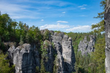 Sakson İsviçre, Almanya - 01 Mayıs 2024 - Sakson İsviçre 'de yürüyüş ve manzara keşfi.