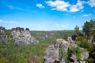 Sakson İsviçre, Almanya - 01 Mayıs 2024 - Sakson İsviçre 'de yürüyüş ve manzara keşfi.