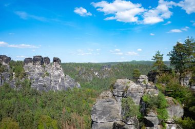 Sakson İsviçre, Almanya - 01 Mayıs 2024 - Sakson İsviçre 'de yürüyüş ve manzara keşfi.