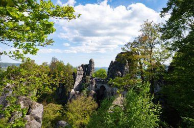 Sakson İsviçre, Almanya - 01 Mayıs 2024 - Sakson İsviçre 'de yürüyüş ve manzara keşfi.