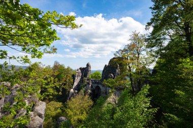 Sakson İsviçre, Almanya - 01 Mayıs 2024 - Sakson İsviçre 'de yürüyüş ve manzara keşfi.