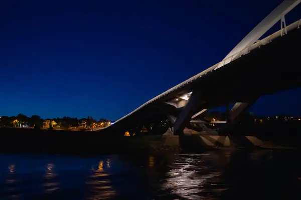 Dresden, Almanya - 2 Mayıs 2024 - Dresden 'de yürüyüş turu ve şehir turu ve Elbe Nehri' nden Dresden manzarası
