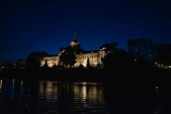 Dresden, Almanya - 2 Mayıs 2024 - Dresden 'de yürüyüş turu ve şehir turu ve Elbe Nehri' nden Dresden manzarası