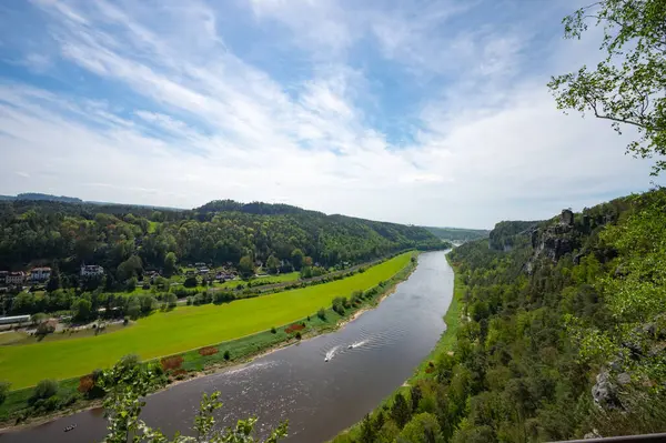 Sakson İsviçre, Almanya - 01 Mayıs 2024 - Sakson İsviçre 'de yürüyüş ve manzara keşfi.